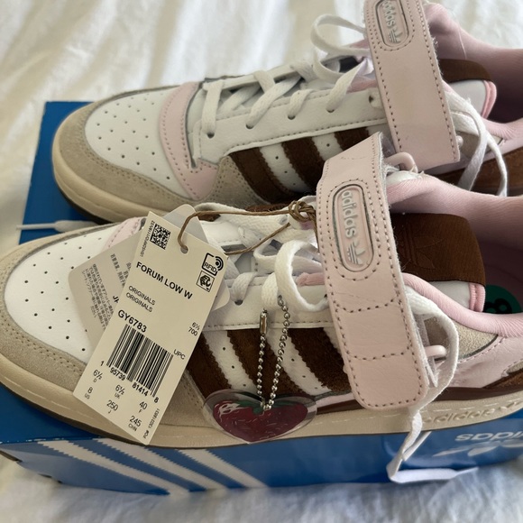 Wmns Forum Low 'Chocolate to my Strawberry' shoes- NWT - Picture 3 of 4